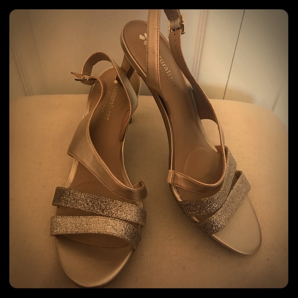✨Last Chance✨Beautiful gold sling back sandals